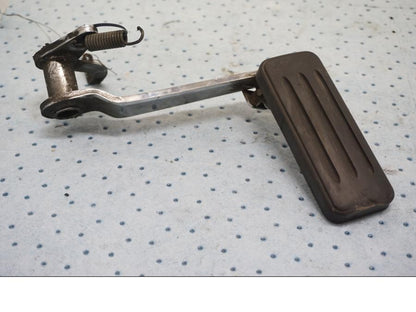 Framsidan på Bromspedal från en Yamaha XV 1600 -1999 motorcykel.