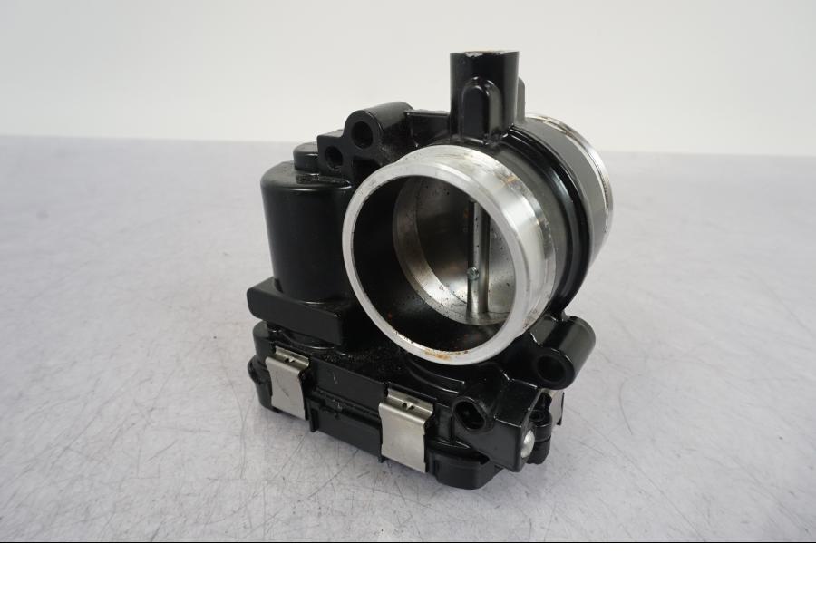 Höger sida på Spjällhus från en BMW R 1250 GS -2023 motorcykel.