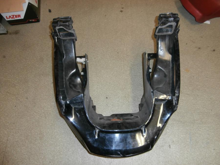 Snett nerifrån på Toppkåpa från en Honda GL 1500 -1998 motorcykel.