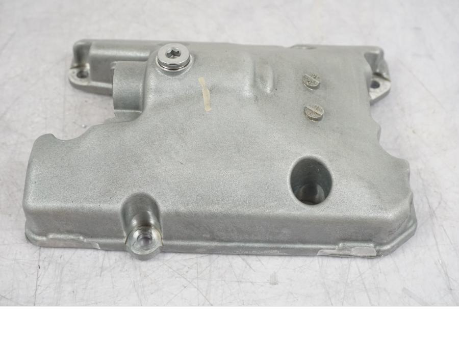 Snett uppifrån på Oljetråg från en BMW F 750 GS -2020 motorcykel.