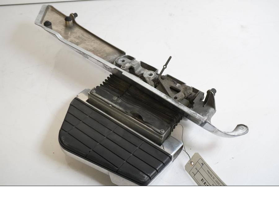 Framsidan på Fotplatta från en Honda GL 1500 -1998 motorcykel.