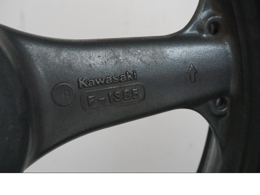 Vänster sida på Fälg från en Kawasaki ZX-9R -2001 motorcykel.