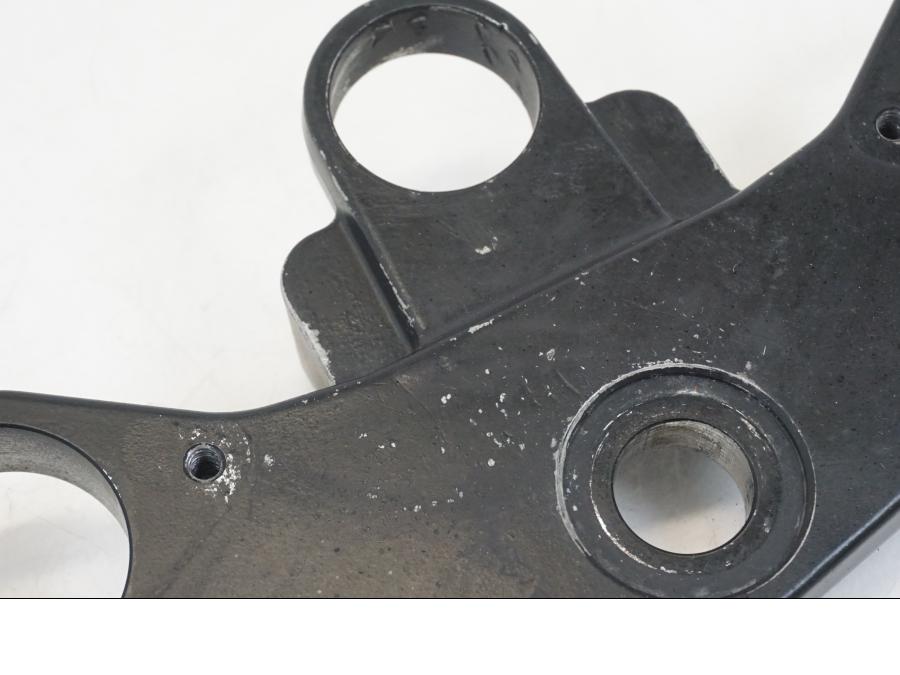 Baksidan på Gaffelkrona från en Triumph TT 600 -2002 motorcykel.