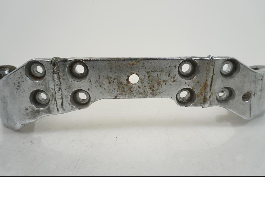 Vänster sida på Fotpinnefäste från en Suzuki VS 1400 -1999 motorcykel.