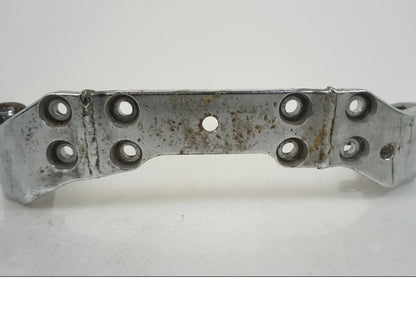 Vänster sida på Fotpinnefäste från en Suzuki VS 1400 -1999 motorcykel.