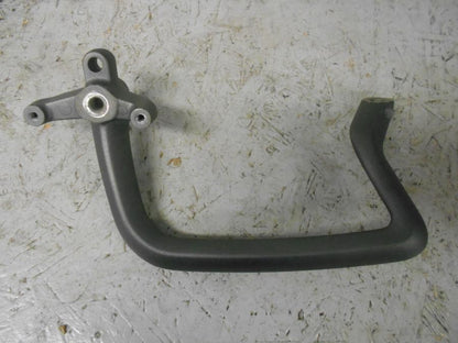 Framsidan på Passagerarhandtag från en Triumph Tiger 800 -2016 motorcykel.