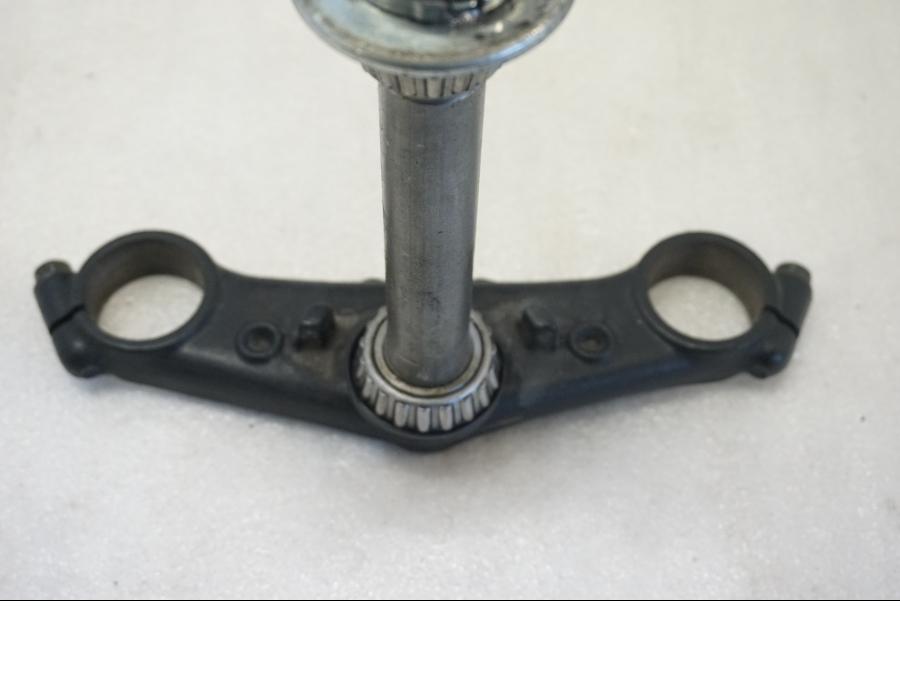 Vänster sida på Gaffelkrona från en Honda CBR 1100 XX -1998 motorcykel.