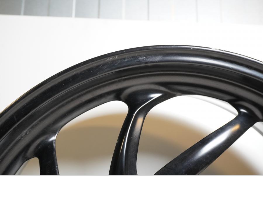 Snett uppifrån på Fälg från en BMW F 800 S -2009 motorcykel.