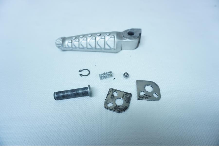 Framsidan på Fotpinne från en Aprilia RSV 1000 -2004 motorcykel.