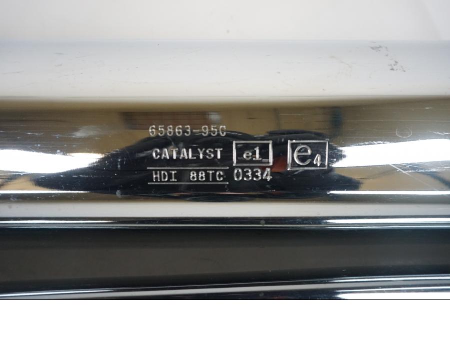 Baksidan på Ljuddämpare från en H-D Touring Road King Classic FLHRCI -1997 motorcykel.