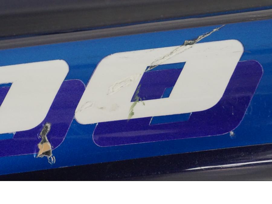 Vänster sida på <p>Bakvinge vänster från Kawasaki ZZR 1100 1991.</p>

<p>Omlackad i original kulör.</p>

<p>Lagning, sprickor, ytliga repor och märken finns se bilder.</p> motorcykel.