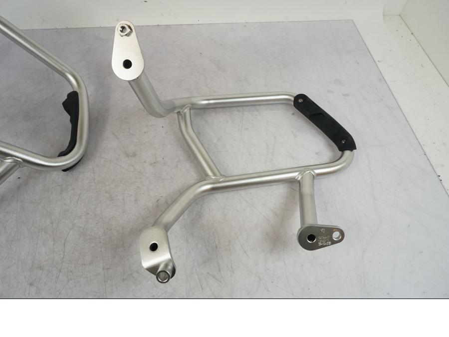 Snett uppifrån på Motorskyddsbåge från en BMW R 1250 GSA -2022 motorcykel.