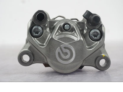 Baksidan på Bromsok från en KTM 1290 Super Duke R -2022 motorcykel.