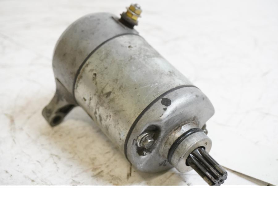 Framsidan på Startmotor från en Yamaha YZF 1000 R -1998 motorcykel.