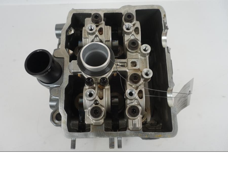 Snett nerifrån på Topplock från en KTM 1290 Super Duke R -2021 motorcykel.