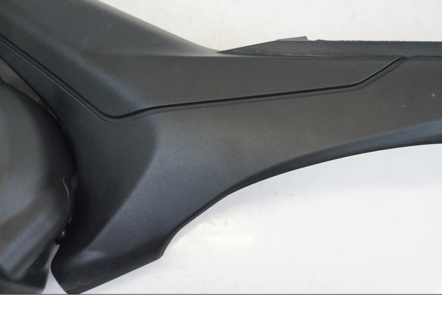 Vänster sida på Sidopanel från en Ducati Streetfighter V4 -2020 motorcykel.