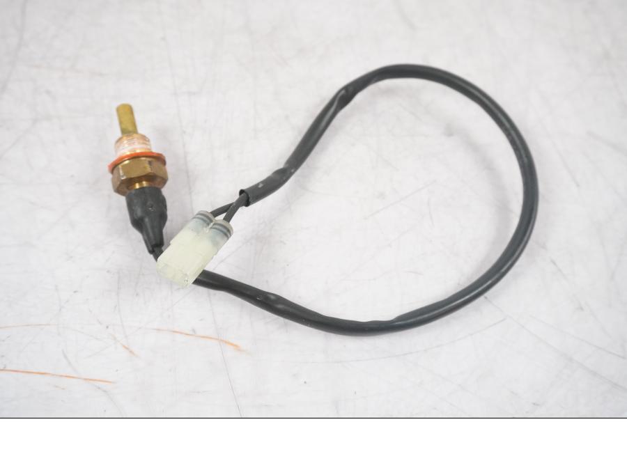 Framsidan på Vattentermostatgivare från en Ducati Multistrada 1260 -2020 motorcykel.