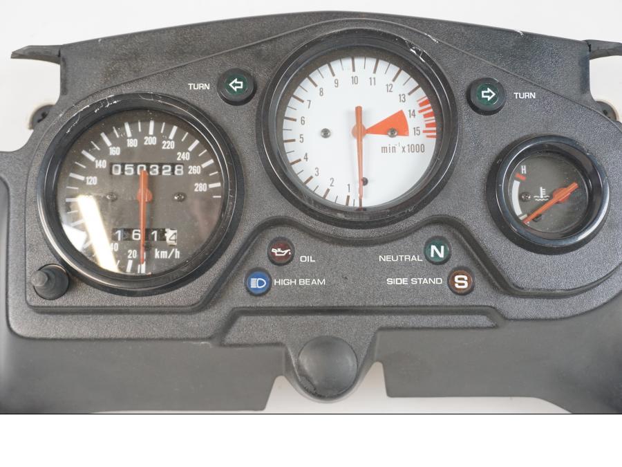 Baksidan på Instrumentpanel från en Honda CBR 600 -1998 motorcykel.