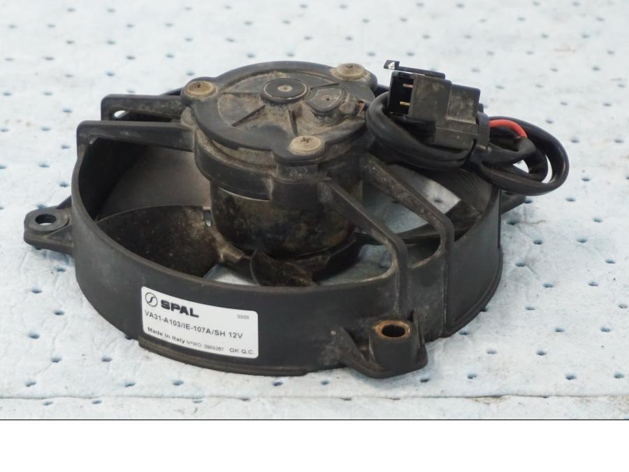 Framsidan på Vattenkylfläkt från en Yamaha X-Max 250 -2016 scooter.