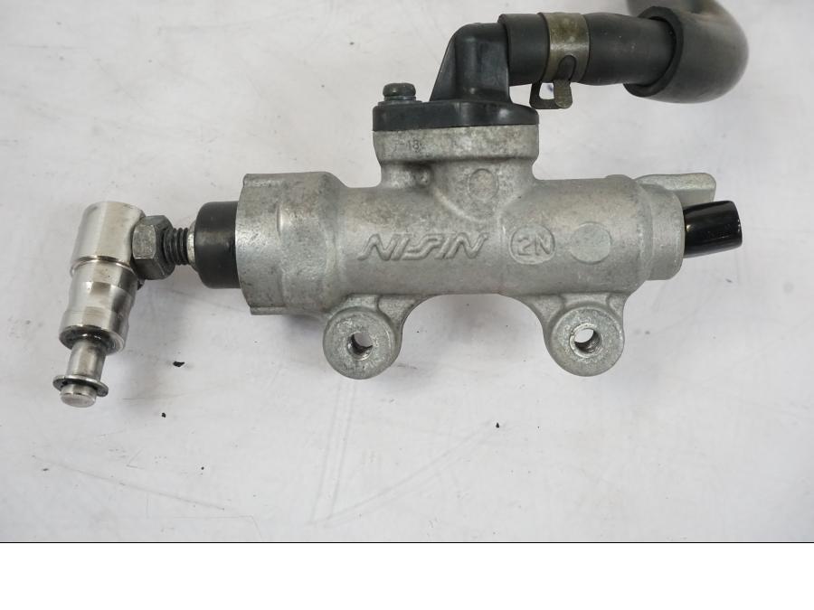 Baksidan på Bromshuvudcylinder från en Honda CBR 900 RR -2003 motorcykel.