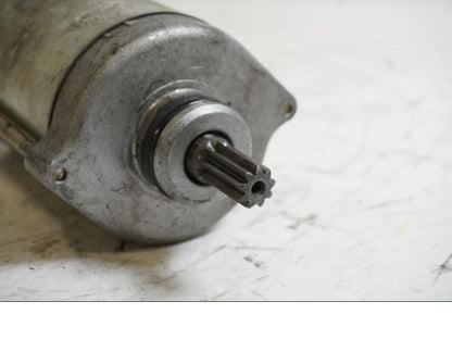 Baksidan på Startmotor från en Honda CBR 900 RR -1998 motorcykel.