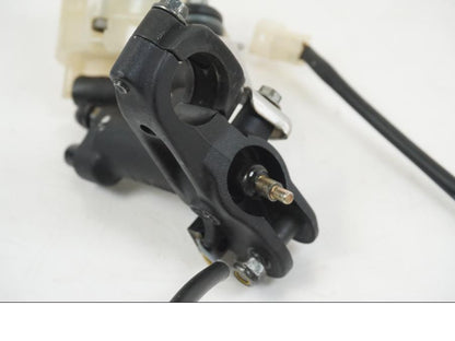 Snett uppifrån på Bromshuvudcylinder från en Aprilia RS 250 -1998 motorcykel.