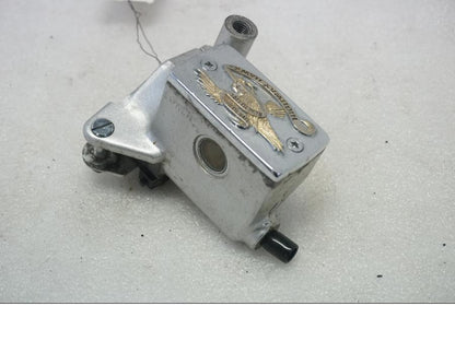 Höger sida på Bromshuvudcylinder från en Suzuki VL 800 -2004 motorcykel.