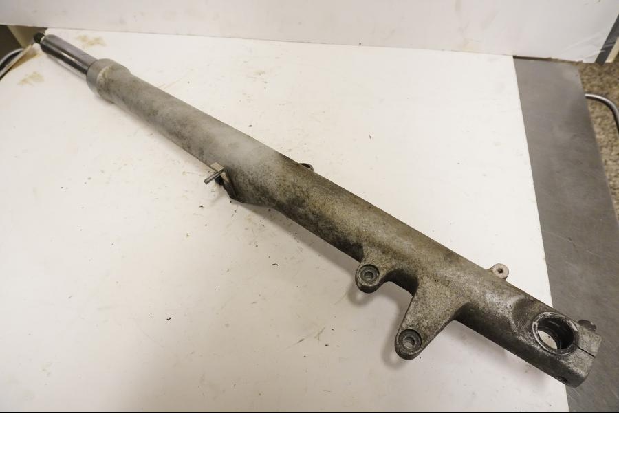 Framsidan på Gaffelben från en BMW K 1200 LT -2004 motorcykel.