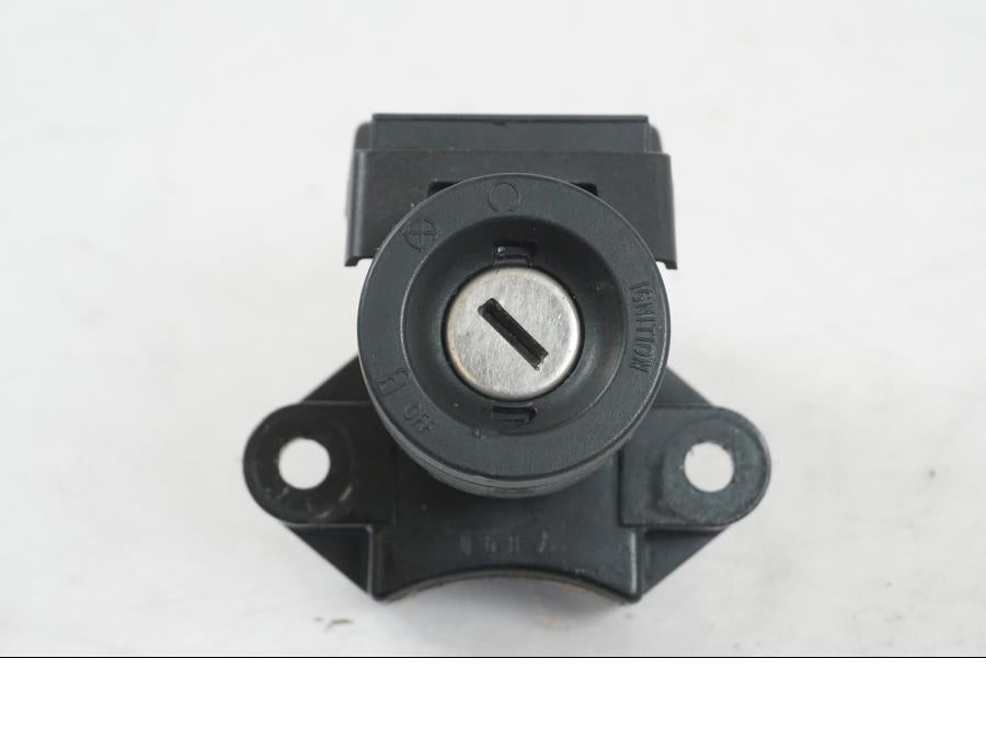 Extrabild2 på <p>Låssats från BMW K 1200 R Sport 2007.</p>

<p>1st nyckel och en plastkopia, sadellås, tanklock, tändningslås (saknas plastbit vid en av kontakterna).</p> motorcykel.