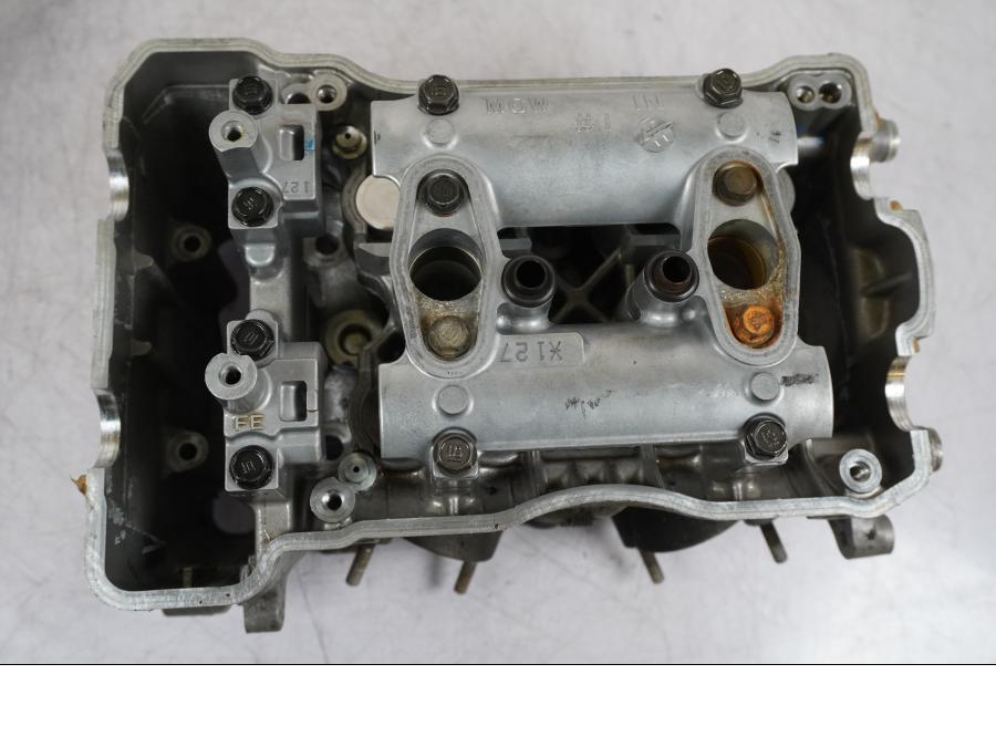 Framsidan på Topplock från en Honda VFR 800 -2005 motorcykel.