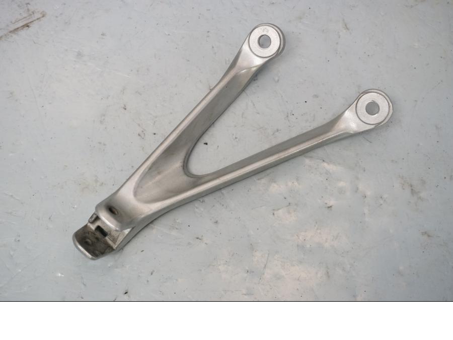 Framsidan på Fotpinnefäste från en Honda CBR 1000 RR -2009 motorcykel.