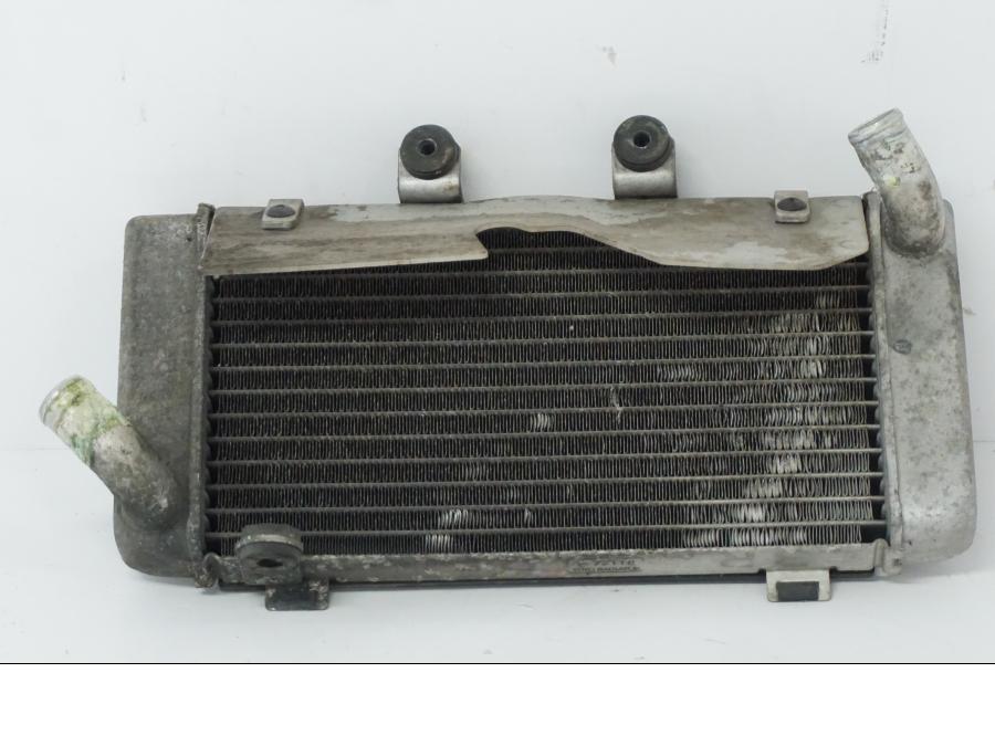 Vänster sida på Vattenkyl från en Honda XL 1000 V -1999 motorcykel.