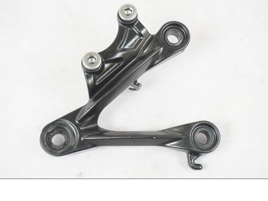 Framsidan på Fotpinnefäste inre från en Kawasaki ZX-6R -2011 motorcykel.