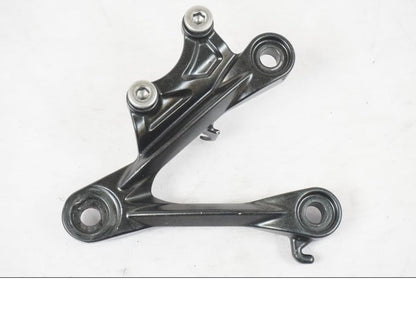 Framsidan på Fotpinnefäste inre från en Kawasaki ZX-6R -2011 motorcykel.