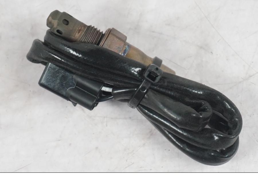 Baksidan på Lambdasond från en KTM 1290 Super Duke R -2022 motorcykel.