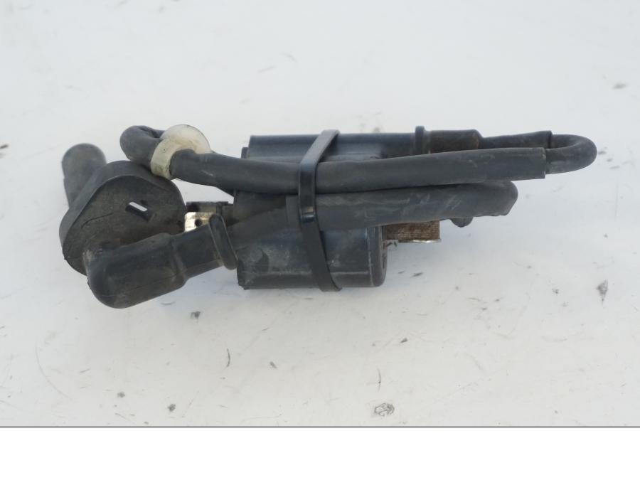 Höger sida på Tändspole från en Honda SH 300 A -2011 scooter.