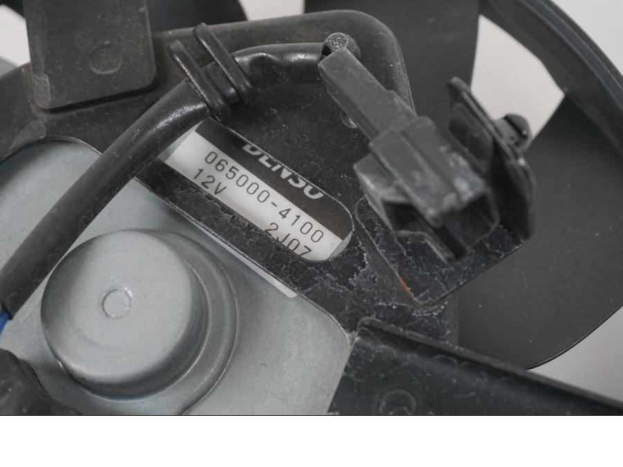 Snett nerifrån på Vattenkylfläkt från en Suzuki GSX-R 1000 -2007 motorcykel.