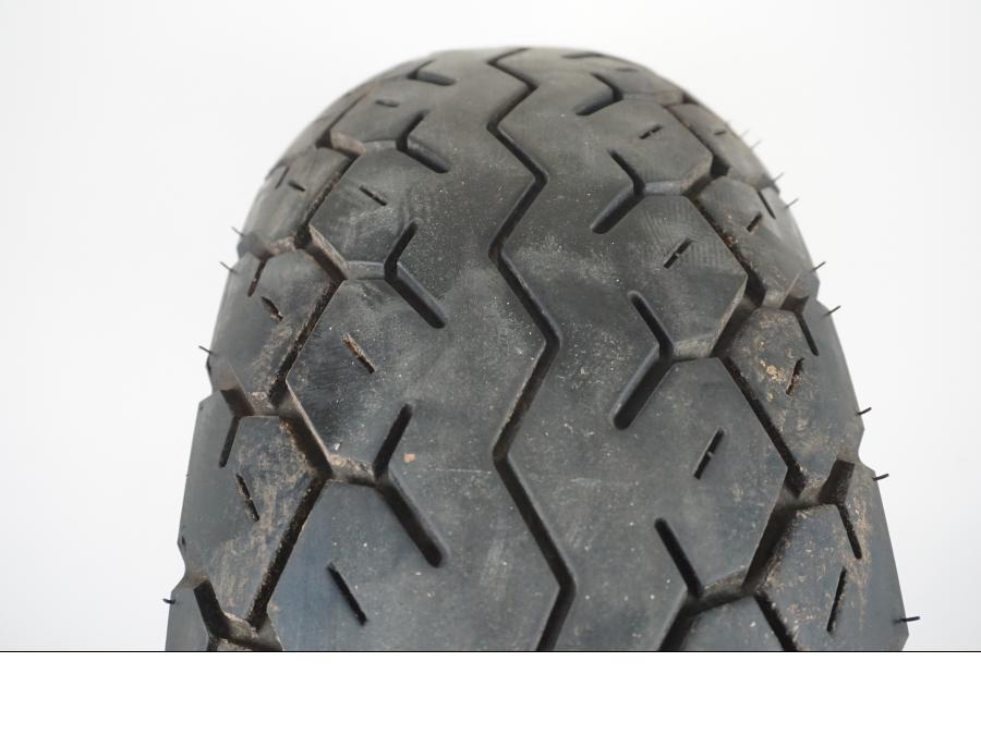 Snett nerifrån på <p>Begagnad däck av märket Bridgestone och modell Exedra G546.</p>

<p>Dimension 170/80-15 M/C 77S. </p>

<p>Mönsterdjup ca: 4,00mm.</p>

<p>Mönsterdjup yttre kanter ca: 5,40mm.</p>

<p>Tillv: Vecka 44 år 2014.</p> moped.