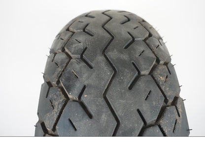 Snett nerifrån på <p>Begagnad däck av märket Bridgestone och modell Exedra G546.</p>

<p>Dimension 170/80-15 M/C 77S. </p>

<p>Mönsterdjup ca: 4,00mm.</p>

<p>Mönsterdjup yttre kanter ca: 5,40mm.</p>

<p>Tillv: Vecka 44 år 2014.</p> moped.