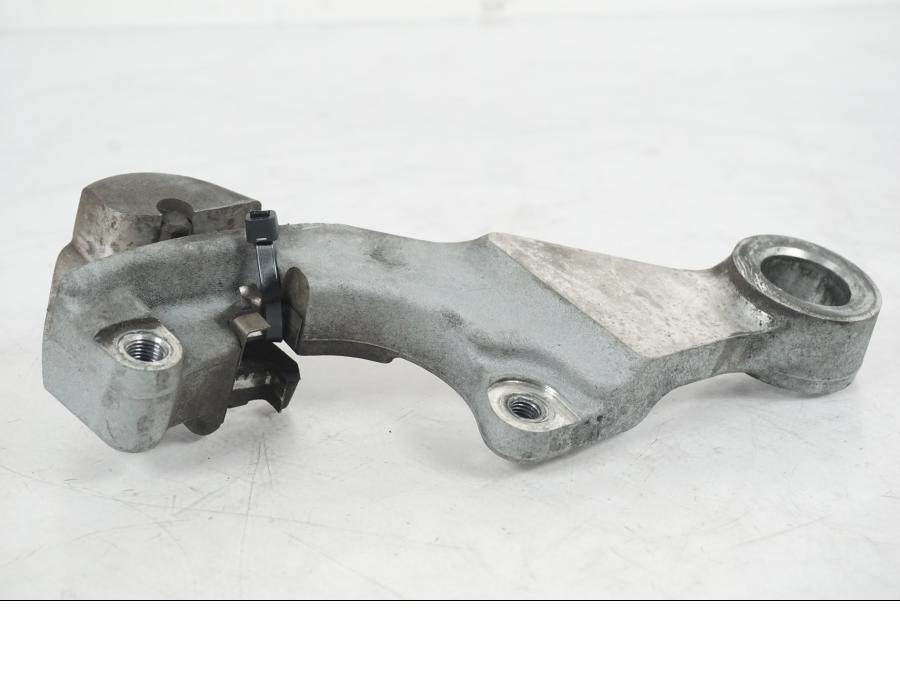 Baksidan på Bromsoksfäste från en H-D Softail FXCW Rocker -2008 motorcykel.