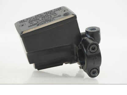 Vänster sida på Bromshuvudcylinder från en Yamaha XT 1200 A -2010 motorcykel.