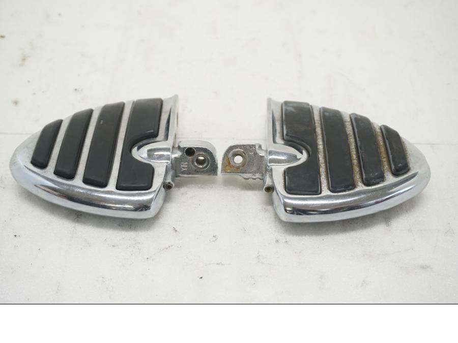 Framsidan på Fotplatta från en Suzuki VL 800 -2004 motorcykel.