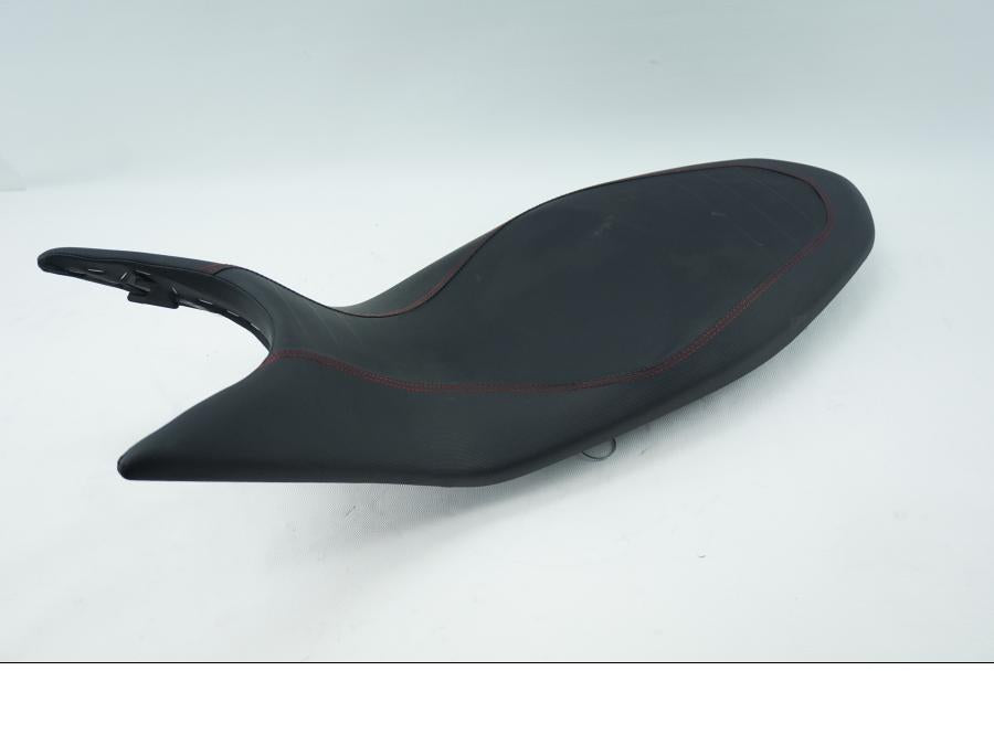 Baksidan på Sadel från en Ducati Hyperstrada -2014 motorcykel.