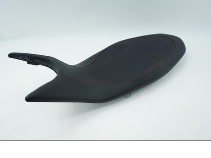 Baksidan på Sadel från en Ducati Hyperstrada -2014 motorcykel.