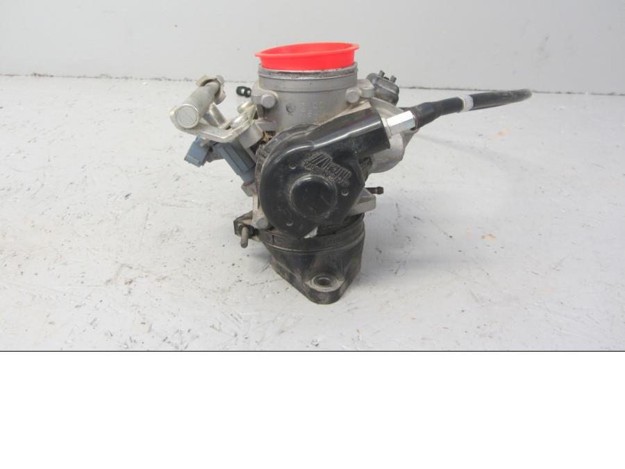 Baksidan på Spjällhus från en Suzuki LTA 750 XP E -2009 motorcykel.