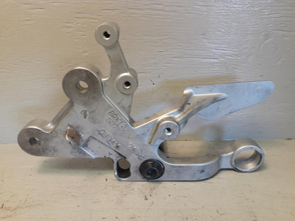 Baksidan på Fotpinnefäste från en Yamaha MT 125 -2017 motorcykel.