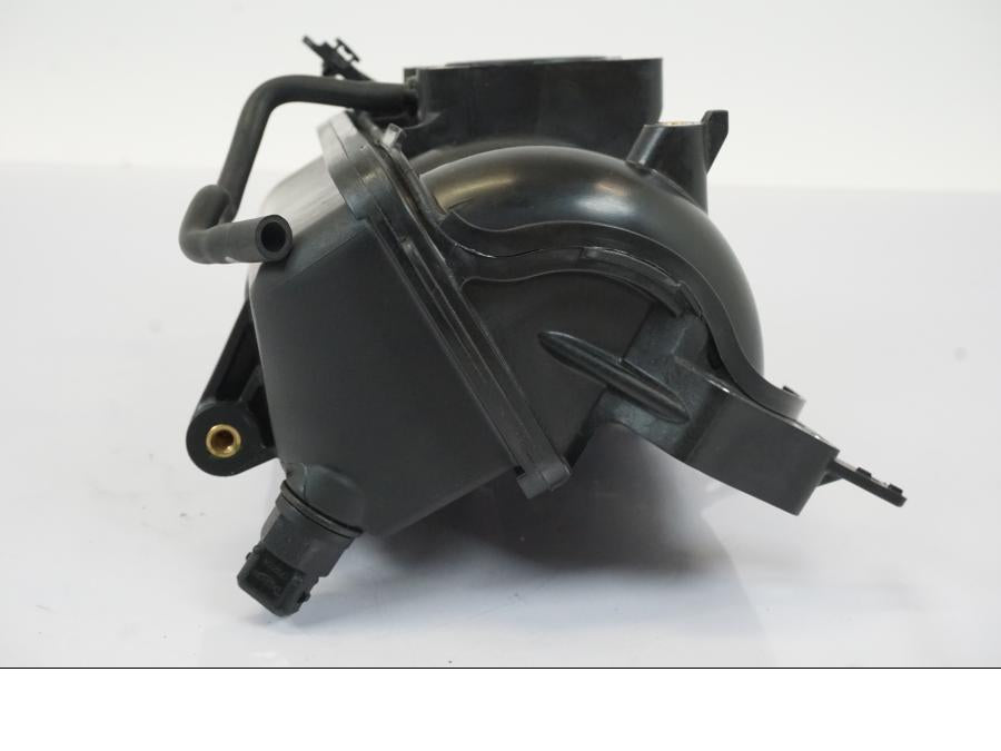 Vänster sida på Insprutningsrör från en Triumph Trident -2021 motorcykel.