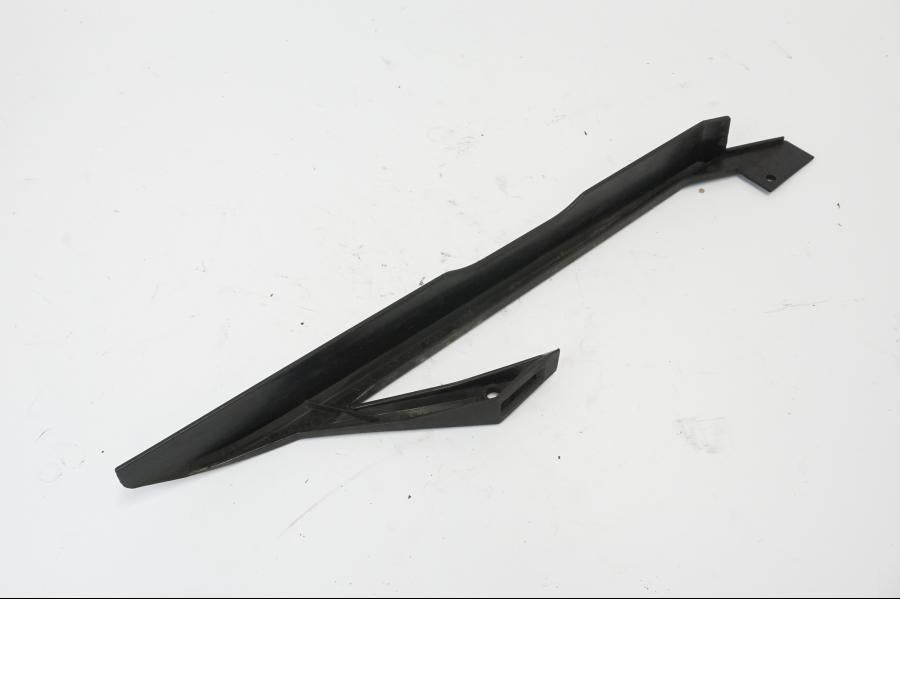 Höger sida på Kedjeskydd från en KTM 690 Duke -2016 motorcykel.