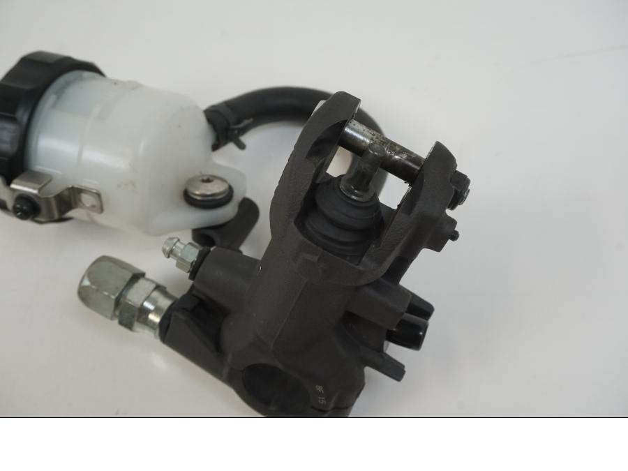 Baksidan på Bromshuvudcylinder från en BMW S 1000 R -2019 motorcykel.