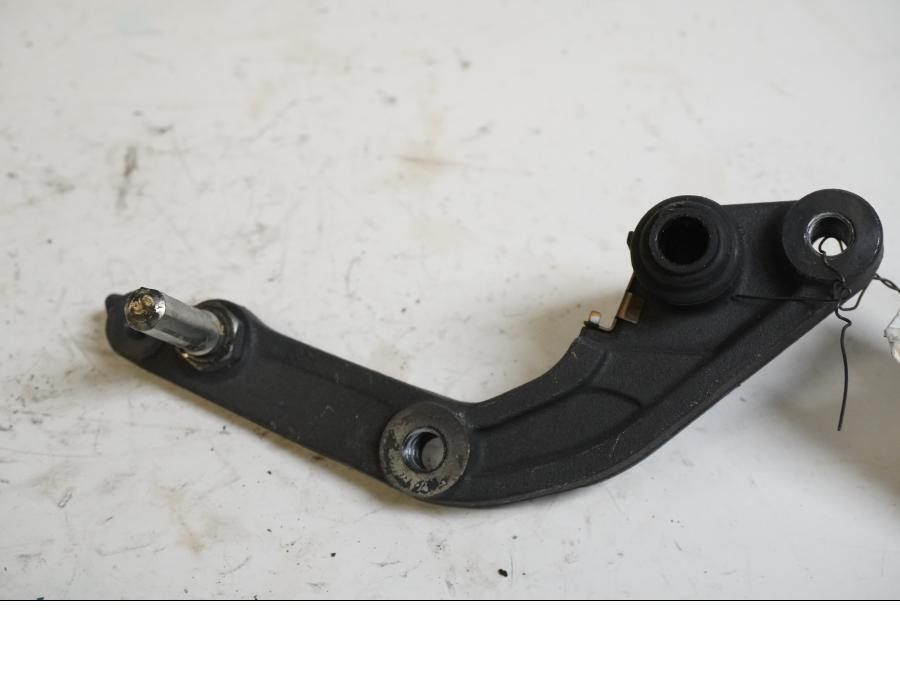 Framsidan på Bromsoksfäste från en Triumph Street Triple -2009 motorcykel.